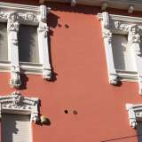 Al primo piano vi � un lungo balcone diviso in tre parti, sorretto da mensole decorate con motivi floreali, mentre le finestre dell�ultimo piano sono impreziosite da teste medusee e altre motivi tipici dell�arte liberty che rendono tutto molto armonioso